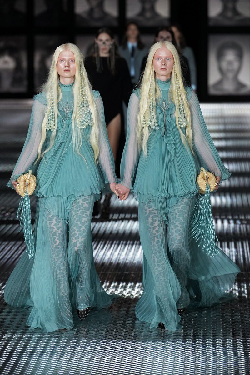 MIUCClAMUSE's tweet photo. i love the concept of the two models walking at the gucci ss23 show https://t.co/9Jz457UT2h
