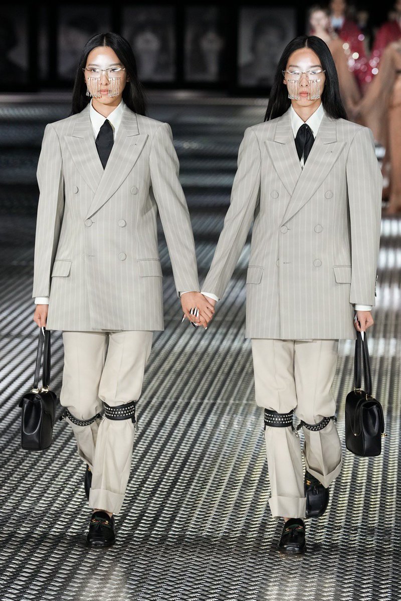 MIUCClAMUSE's tweet photo. i love the concept of the two models walking at the gucci ss23 show https://t.co/9Jz457UT2h