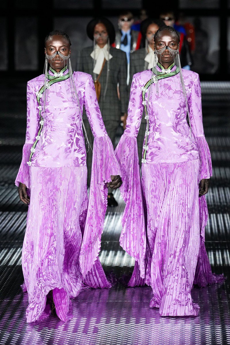 MIUCClAMUSE's tweet photo. i love the concept of the two models walking at the gucci ss23 show https://t.co/9Jz457UT2h