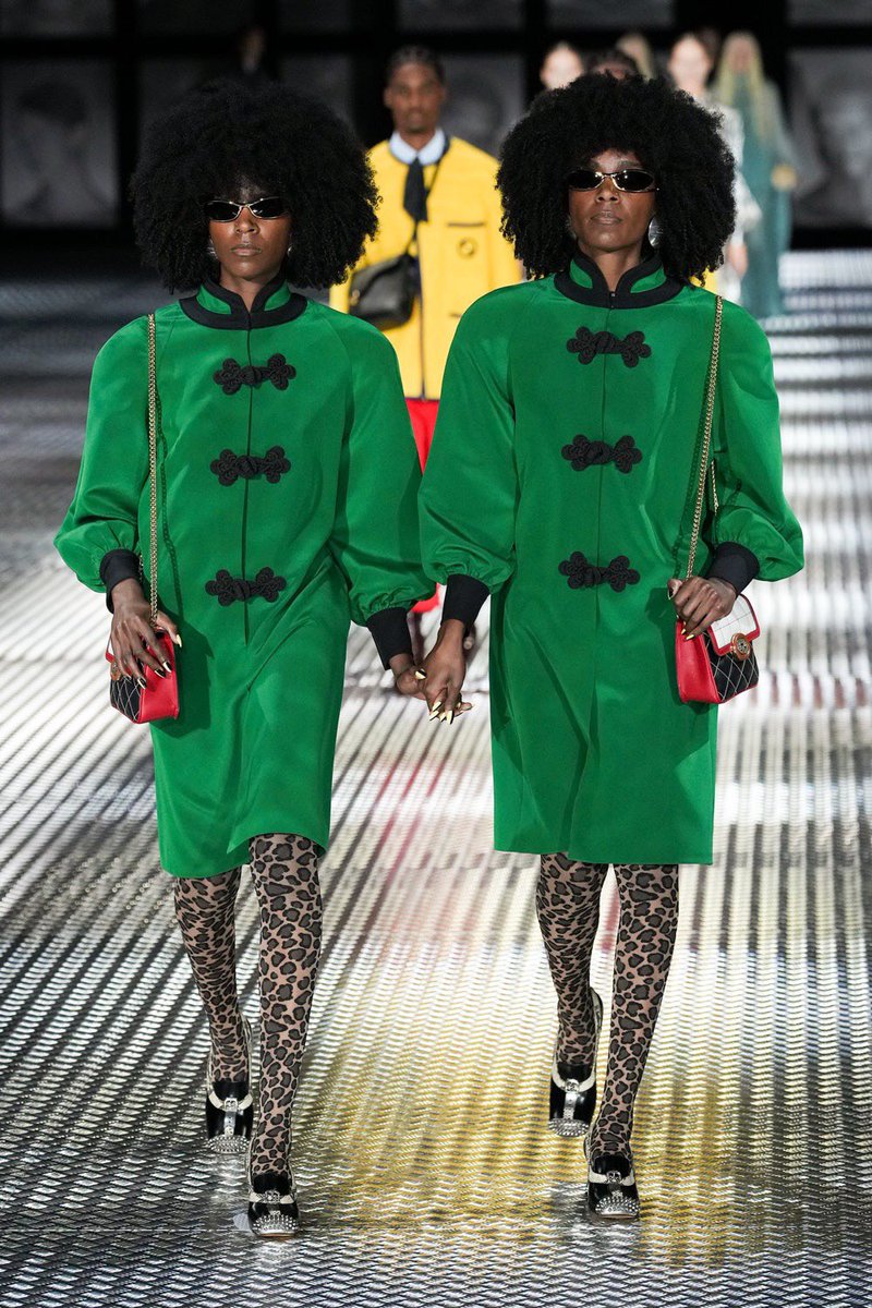 MIUCClAMUSE's tweet photo. i love the concept of the two models walking at the gucci ss23 show https://t.co/9Jz457UT2h