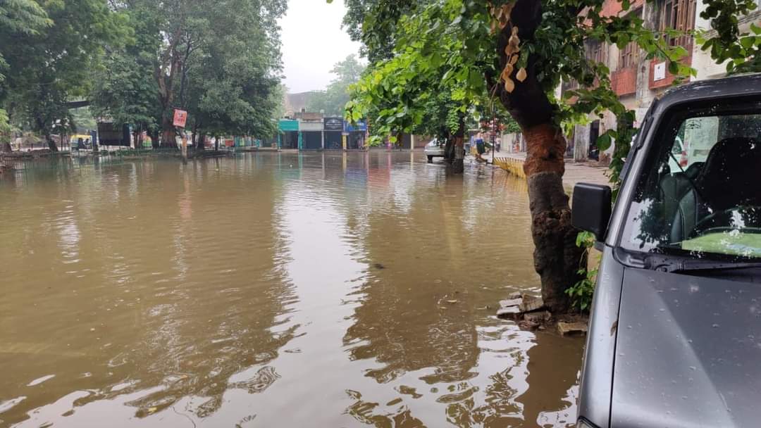 Swati33856497's tweet photo. #Gurugram #Sector4 #ward15 मुख्य बाजार  #ओम_स्वीट के सामने ग्रीन बेल्ट सह पार्क को पहले पार्किंग में परिवर्तित किया ,अधूरे हार्वेस्टिंग पॉइंट की साइट और अब इसे फिर से बाड़ लगाने वाले क्षेत्र में परिवर्तित किया जा रहा है,ना पार्क, न पार्किंग अधूरे हार्वेस्टिंग तालाब बन गया है https://t.co/F5rlAvcKk1