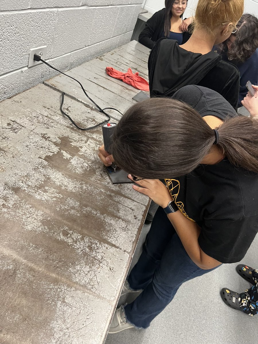 #leydenpride Autos 1 classes are starting their power tools metal project today.
