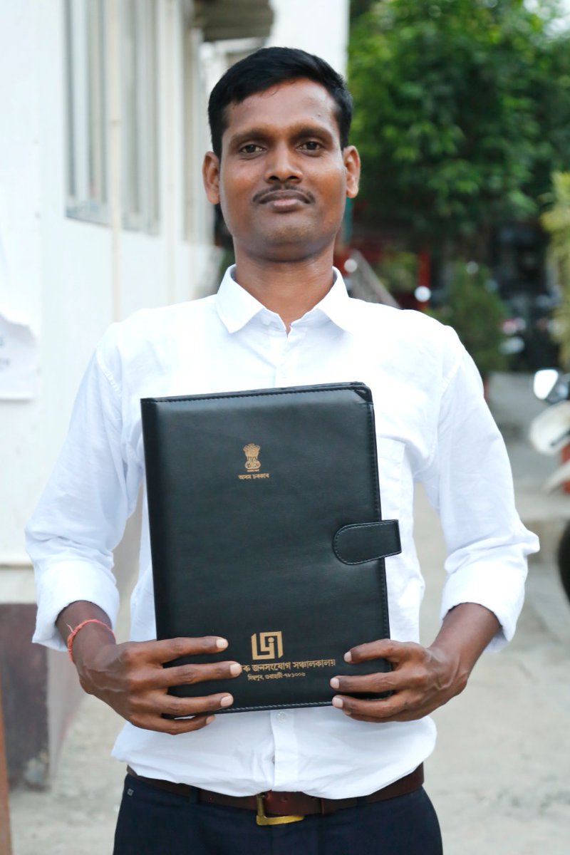 diprassam's tweet photo. Shri Prokhona Tanti of Dhansiri, Sarupathar was handed over the appointment letter as Grade -IV employee under the Directorate of Information and Public Relations, Assam, today.
The appointment letter was handed over to him by officials of the #DIPRAssam. 1/2 https://t.co/f3I5qjnTTo