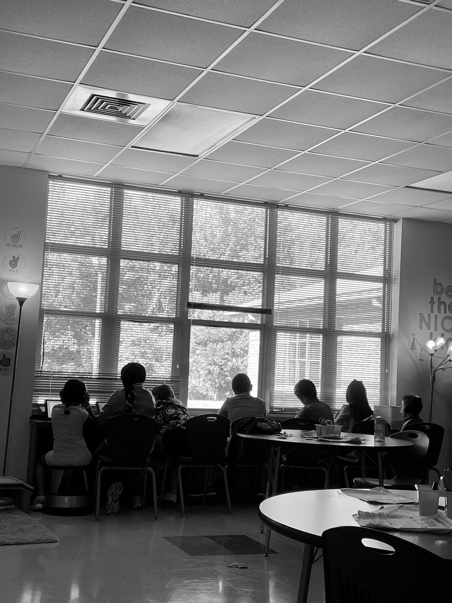 Mrs_BGunter's tweet photo. Nothing like spending reading group rotations with a nice view of nature🍂 #lexcs #cees #learngrowlead https://t.co/cyPKiM3pzz