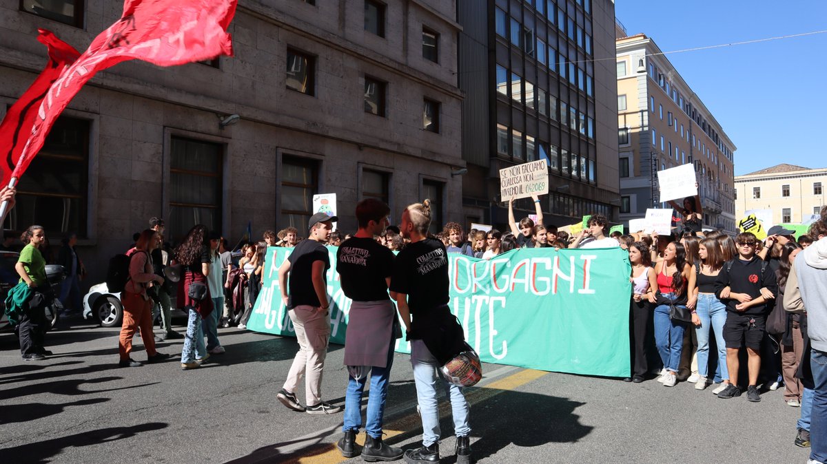 Altra_News's tweet photo. #Roma #23settembre #GlobalClimateStrike #FridaysForFuture #ClimateStrike #peoplenotprofits  #ElezioniPolitiche22 https://t.co/YvA1yrNrxv