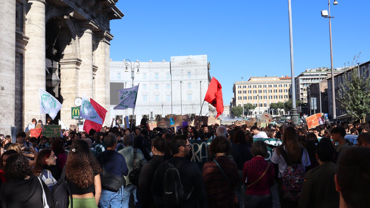 Altra_News's tweet photo. #Roma #23settembre #GlobalClimateStrike #FridaysForFuture #ClimateStrike #peoplenotprofits  #ElezioniPolitiche22 https://t.co/YvA1yrNrxv
