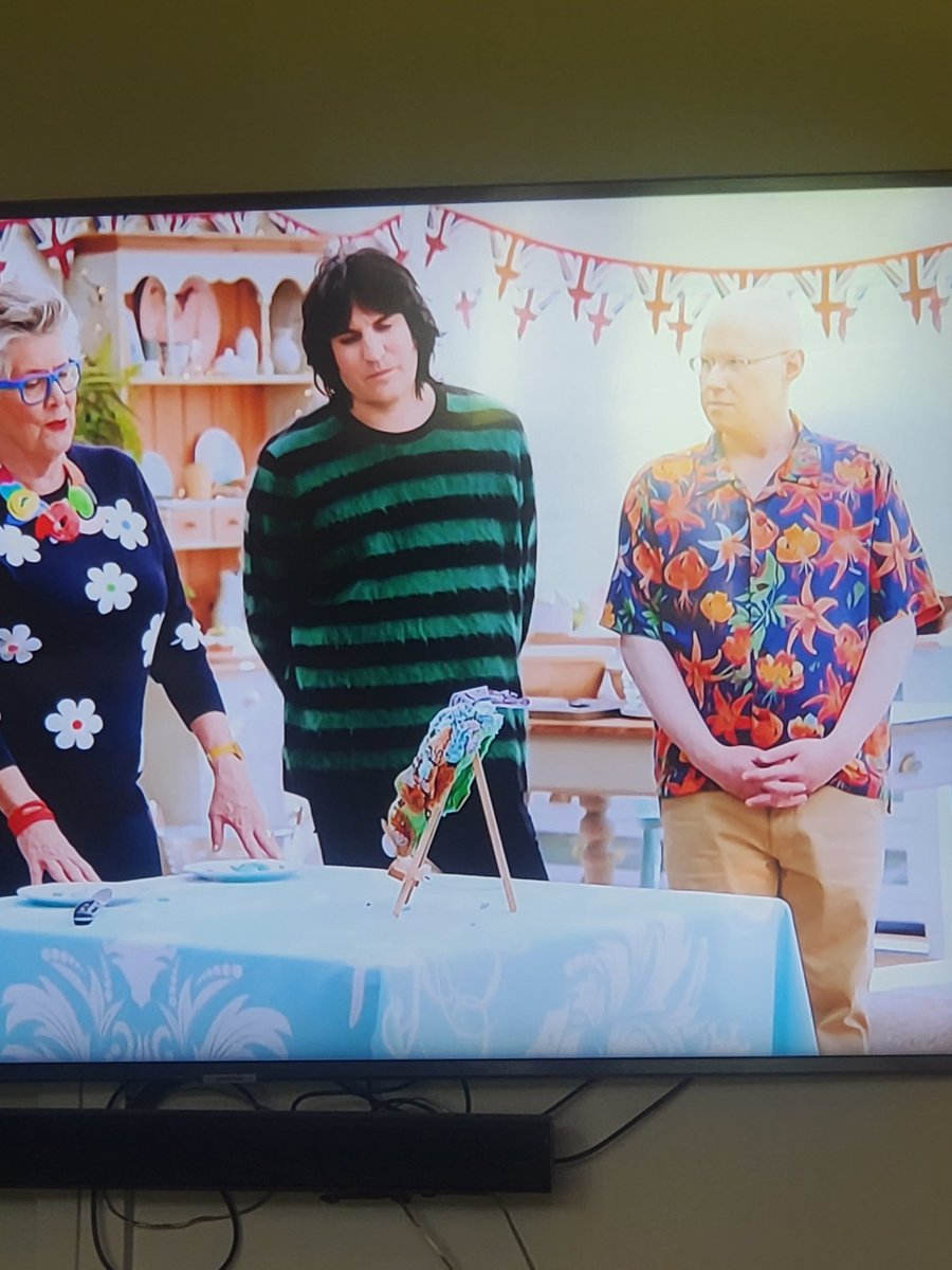 ImLostInMyopia's tweet photo. @noelfielding11 trying to figure out why this mask looks so familiar https://t.co/6suVh6PJzV