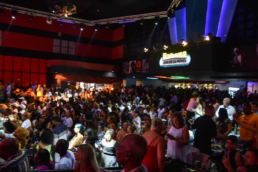 EGREMOFICIAL's tweet photo. Ayer vivimos en la @ksamusicahabana el cierre del Habana Mambo Festival por todo lo alto con el tren de la alegría y la música cubana. Un sentido y merecido homenaje a nuestro César Pupy Pedroso, Maestro inolvidable de todos los tiempos.
#CubaEsCultura #LaMusicaVive #CubaEsAmor https://t.co/bqEmfqE7mA