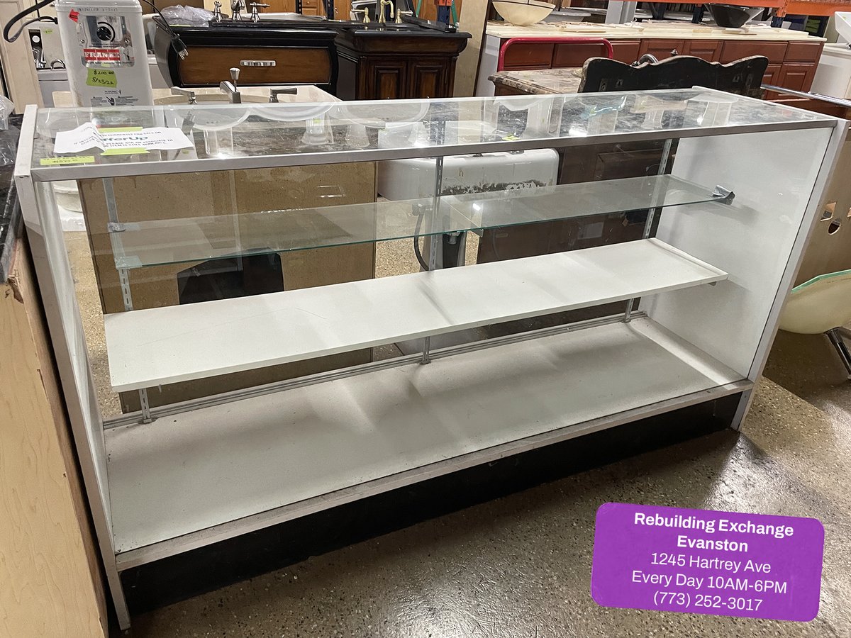 EvanstonRebuild's tweet photo. Do you have a storefront, or just a cool collection to display? Check out this display case, 6' L x 2' W x 20" H — $150! https://t.co/QDwCuuCe8v