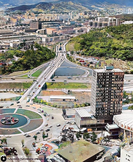 Caracas, años 60. Plaza Venezuela, autopista Francisco Fajardo y la puerta grande a la Universidad Central. Una panorámica de disfrute visual