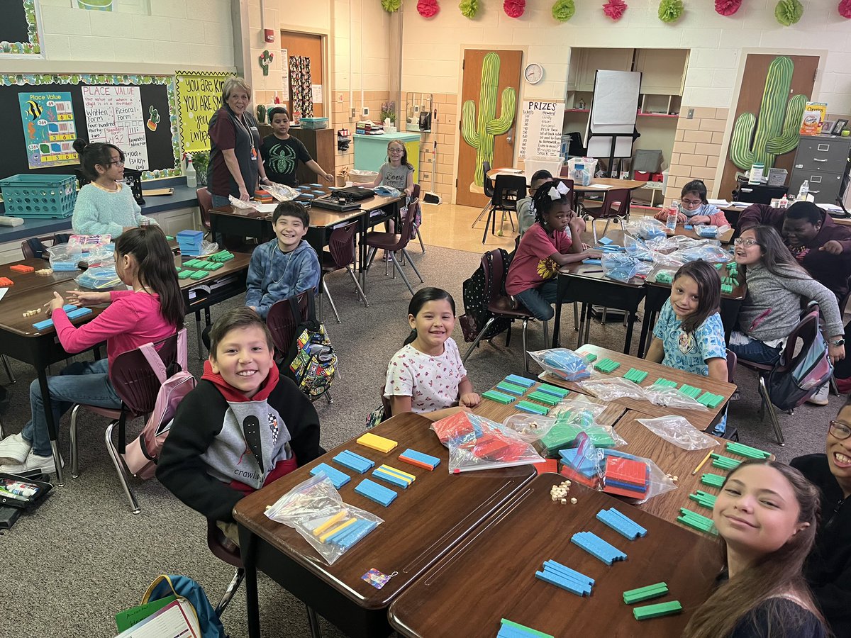 FamMarty's tweet photo. @TravisTornados1
@ECISD_T2L @ECISDmath @slliwl #manipulatives Mrs. Wood’s 4th grade class is discovering patterns in multiplication using base ten blocks! https://t.co/So42bLQvwE