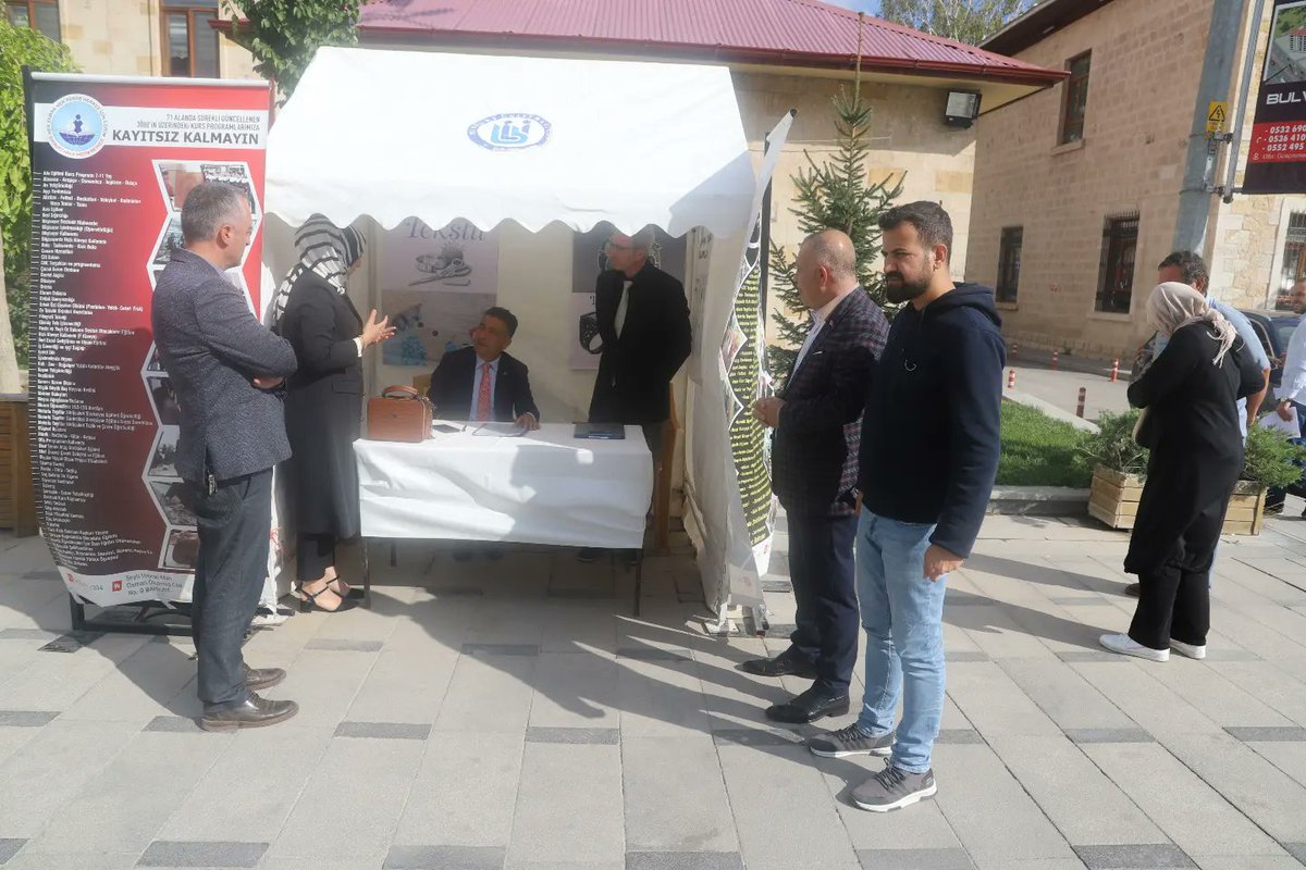 Bayburt İl Millî Eğitim Müdürlüğü (@bayburtmem) on Twitter photo 📍Bayburt Halk Eğitimi Merkezi yeni kursiyerlerini bekliyor.
📍Bayburtlu vatandaşlar kurslara kayıt yaptırmak için açılan stantı ziyaret ediyor.
📍Sn.<a href="/RahmiGuney/">Rahmi GÜNEY</a> kayıt yaptıran vatandaşlarla sohbet ederek hayırlı olsun dileklerinde bulundu.
<a href="/tcmeb/">Millî Eğitim Bakanlığı</a>
<a href="/mebhbogm/">MEB Hayat Boyu Öğrenme Genel Müdürlüğü</a>
<a href="/BayburtValiligi/">T.C. Bayburt Valiliği</a> 📍Bayburt Halk Eğitimi Merkezi yeni kursiyerlerini bekliyor.
📍Bayburtlu vatandaşlar kurslara kayıt yaptırmak için açılan stantı ziyaret ediyor.
📍Sn.<a href="/RahmiGuney/">Rahmi GÜNEY</a> kayıt yaptıran vatandaşlarla sohbet ederek hayırlı olsun dileklerinde bulundu.
<a href="/tcmeb/">Millî Eğitim Bakanlığı</a>
<a href="/mebhbogm/">MEB Hayat Boyu Öğrenme Genel Müdürlüğü</a>
<a href="/BayburtValiligi/">T.C. Bayburt Valiliği</a>