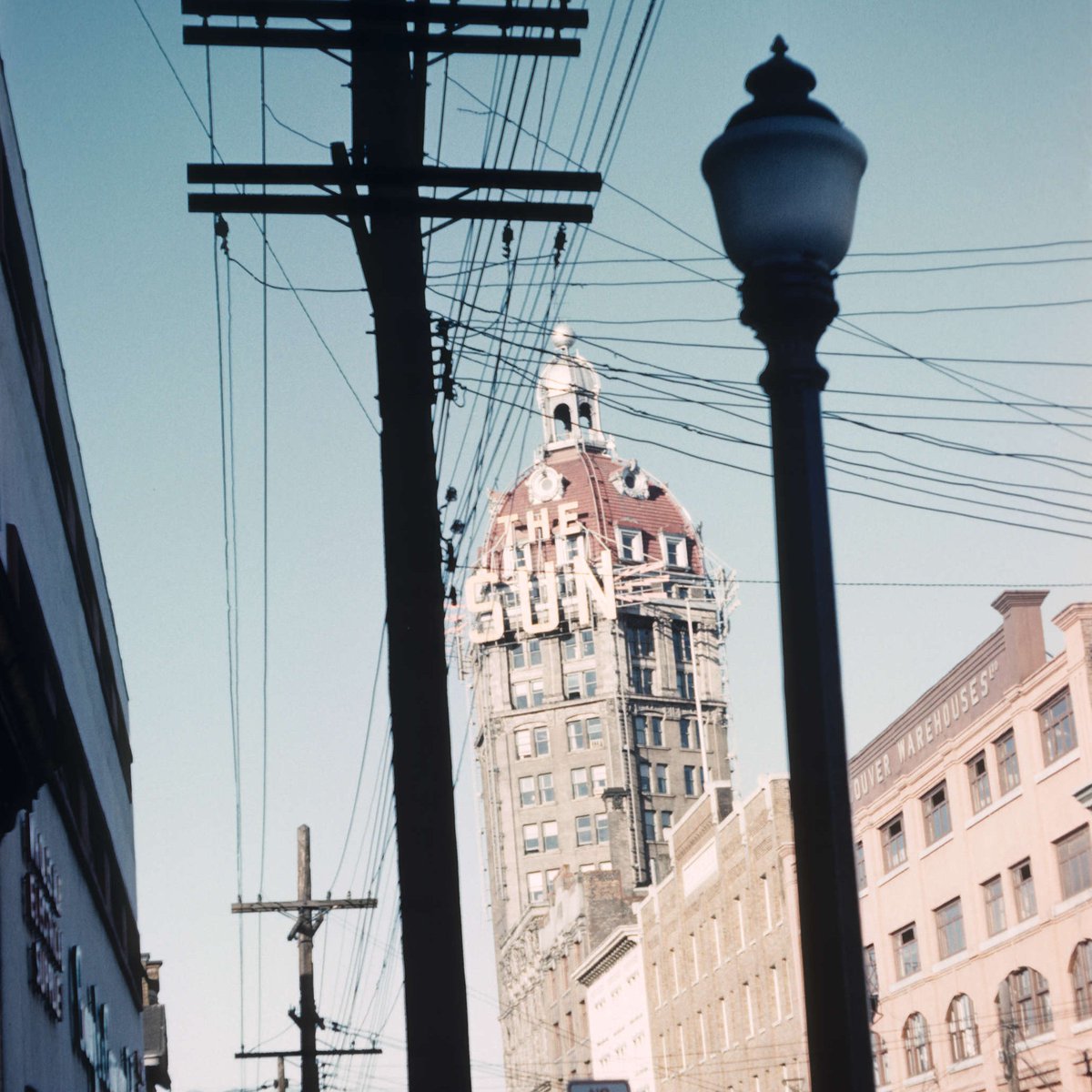 VanArchives's tweet photo. Looking north in the 500 Block of Beatty Street at the Sun Tower, ~1961.
https://t.co/BcTvqTHX1P
#SunTower #BeattyStreet #downtownVancouver https://t.co/8U1NwNhuVM