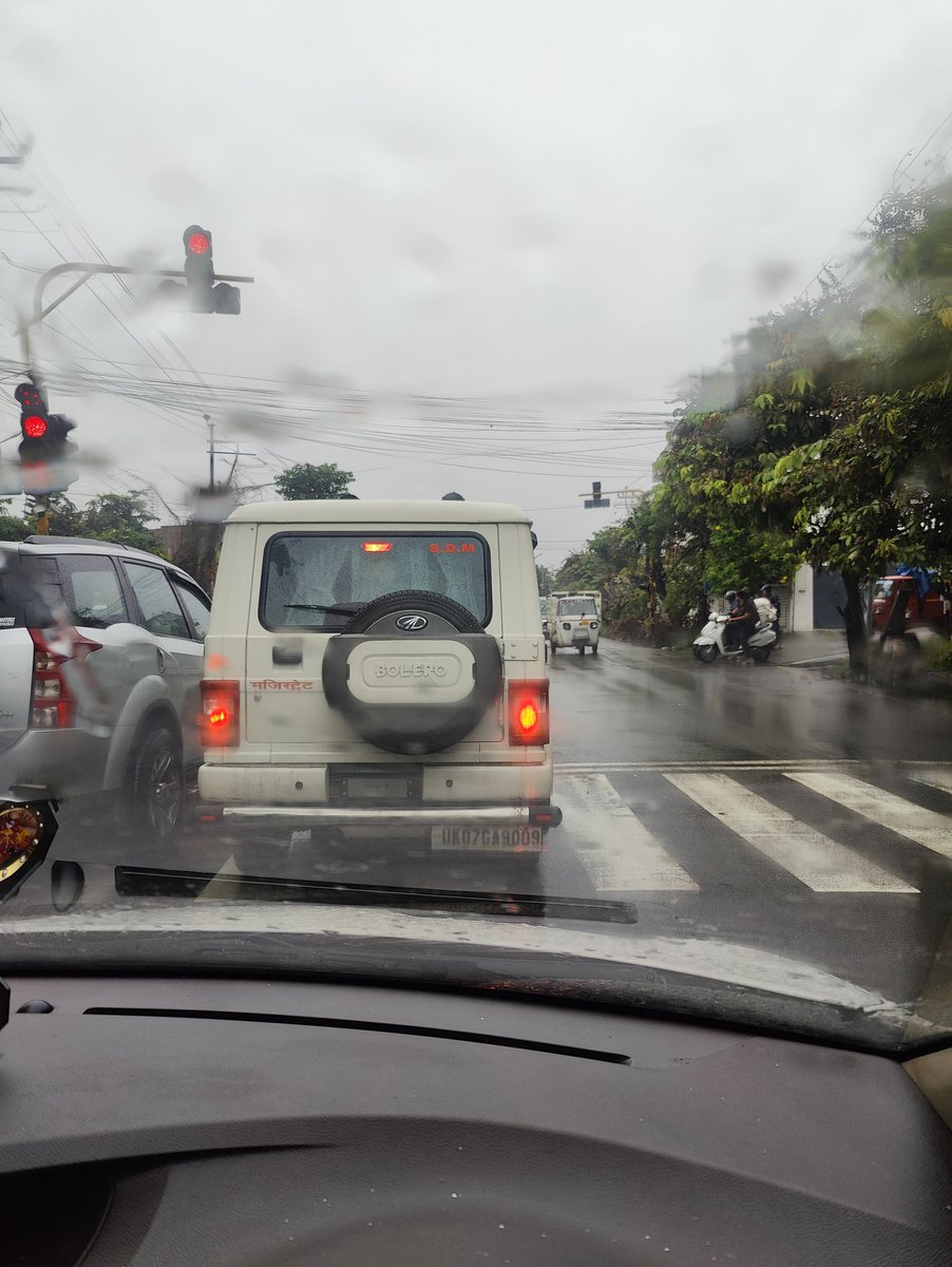 rishabh_rawal's tweet photo. Authorities are themselves unaware of traffic rules. Vehicles should stop before the Zebra crossing, not on top of them. Pedestrians are forced to walk on the busy junctions. @dmdehradun @SPTrafficDoon #RoadSafety #Dehradun #DainikJagran #amarujala #Uttarakhand  @AmarUjalaNews https://t.co/2yTUQT9OkP