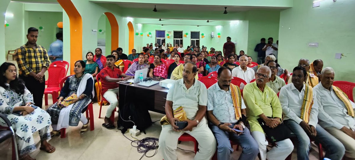 bmcbbsr's tweet photo. The #MoWard meeting at ward-57.
BMC Commissioner, Corporator, DC-Sanitation, ZDC SE-BMC, RWAs, citizens of the ward & Team BMC were present.
The discussion was to make the ward a #SwachhaWard with #communityparticipation.
@CMO_Odisha @HUDDeptOdisha https://t.co/EbPwwUuZm6