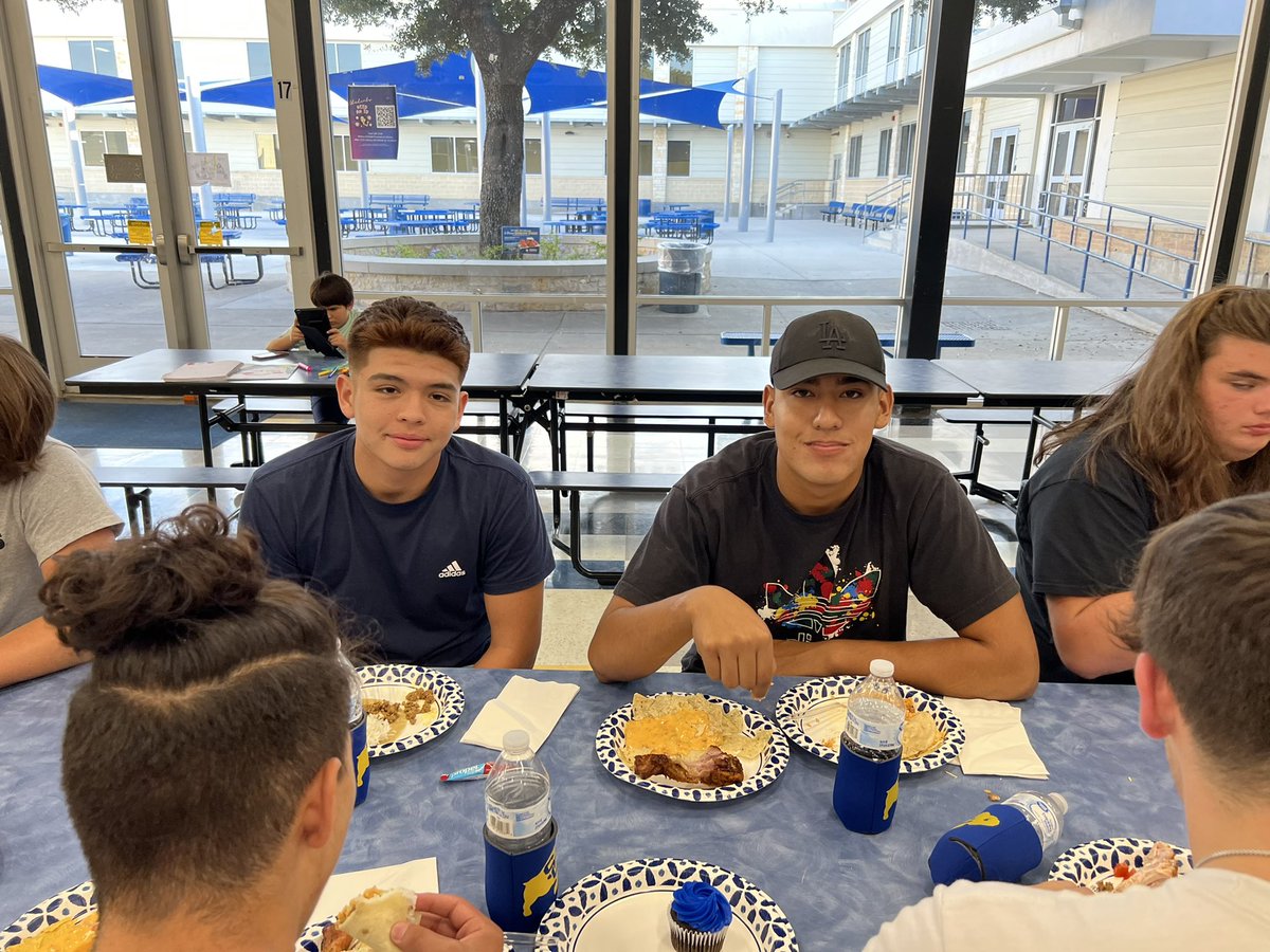 cmlerma01's tweet photo. On Thursdays we feed the BEASTS.   💙💛🦬 #BewareOfTheStampede #DefendTheBrand #WinTheDay #GoBuffs @SamuelClemensHS @CruitClemens @ClemensASBC @scbuffalostrong @ClemensBuffsFB https://t.co/pqYmiwiMAt