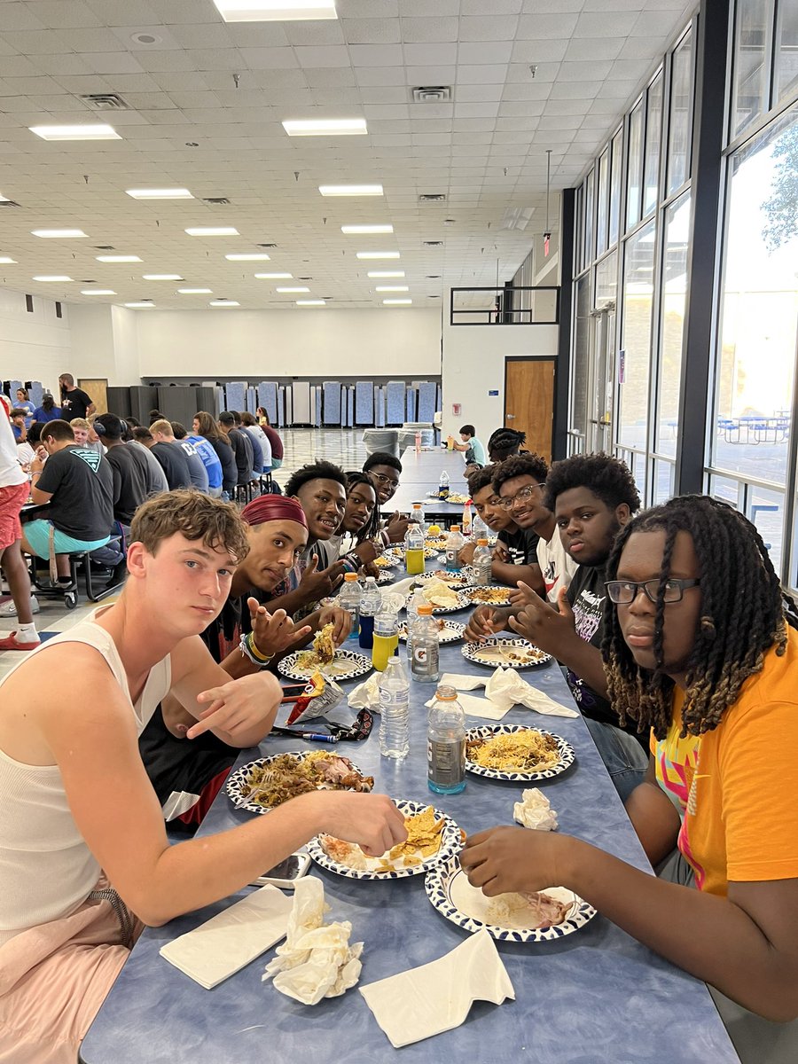 cmlerma01's tweet photo. On Thursdays we feed the BEASTS.   💙💛🦬 #BewareOfTheStampede #DefendTheBrand #WinTheDay #GoBuffs @SamuelClemensHS @CruitClemens @ClemensASBC @scbuffalostrong @ClemensBuffsFB https://t.co/pqYmiwiMAt