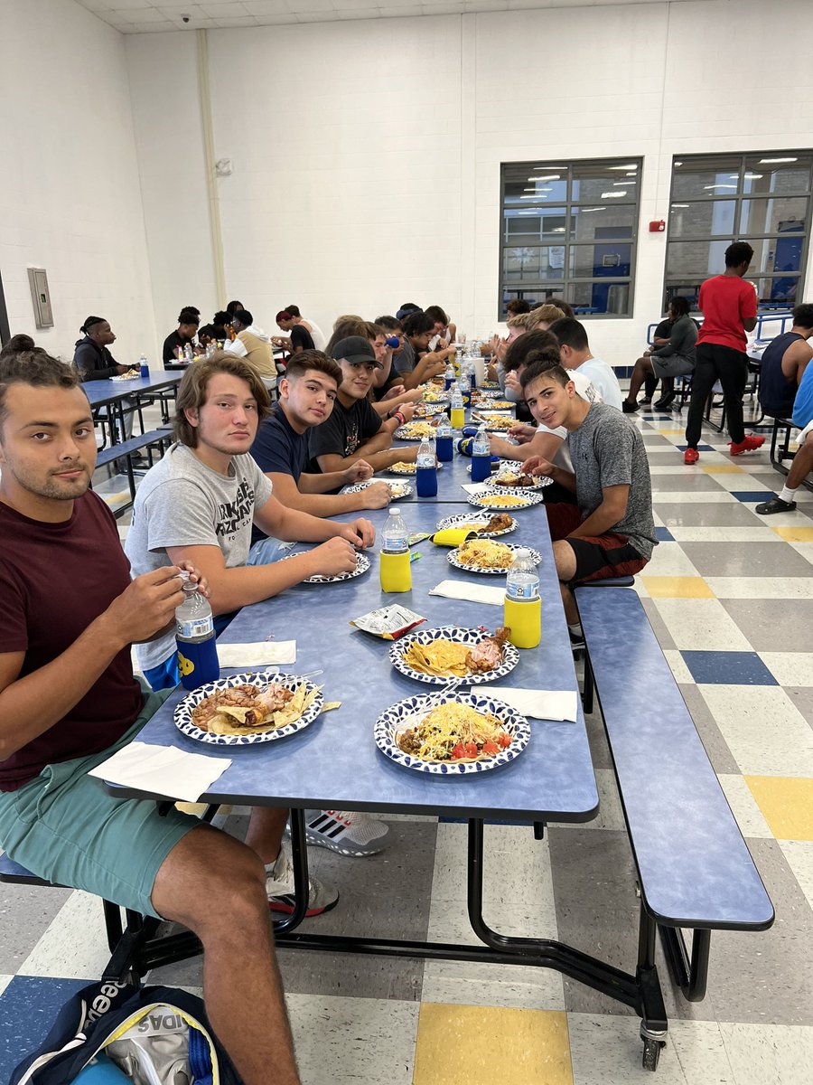 cmlerma01's tweet photo. On Thursdays we feed the BEASTS.   💙💛🦬 #BewareOfTheStampede #DefendTheBrand #WinTheDay #GoBuffs @SamuelClemensHS @CruitClemens @ClemensASBC @scbuffalostrong @ClemensBuffsFB https://t.co/pqYmiwiMAt