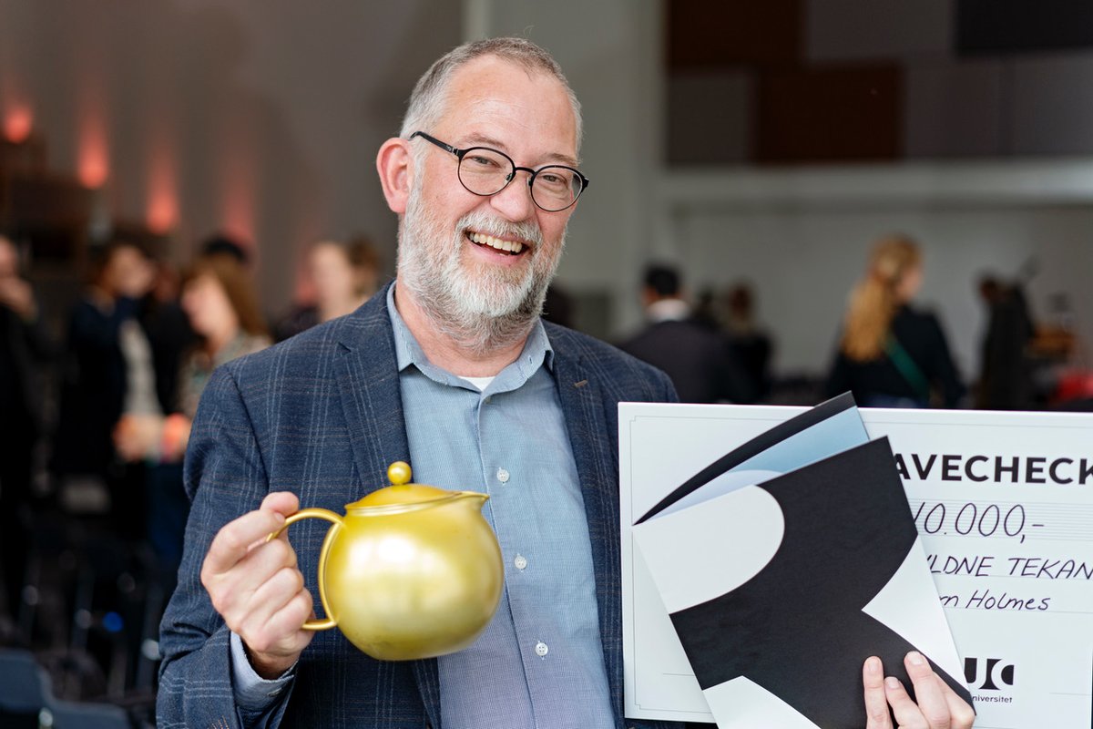 studenterraadet's tweet photo. Stort tillykke til Pernille Karen Rosengaard Eisenhardt og Esbern Holmes. De har vundet Studenterrådets pris "De Gyldne Kander", som de studerende hvert år uddeler til personale, der har gjort en ekstraordinær indsats for de studerende og studiemiljøet 🏆
https://t.co/LeALicVRLi https://t.co/YPuBxUyCE7