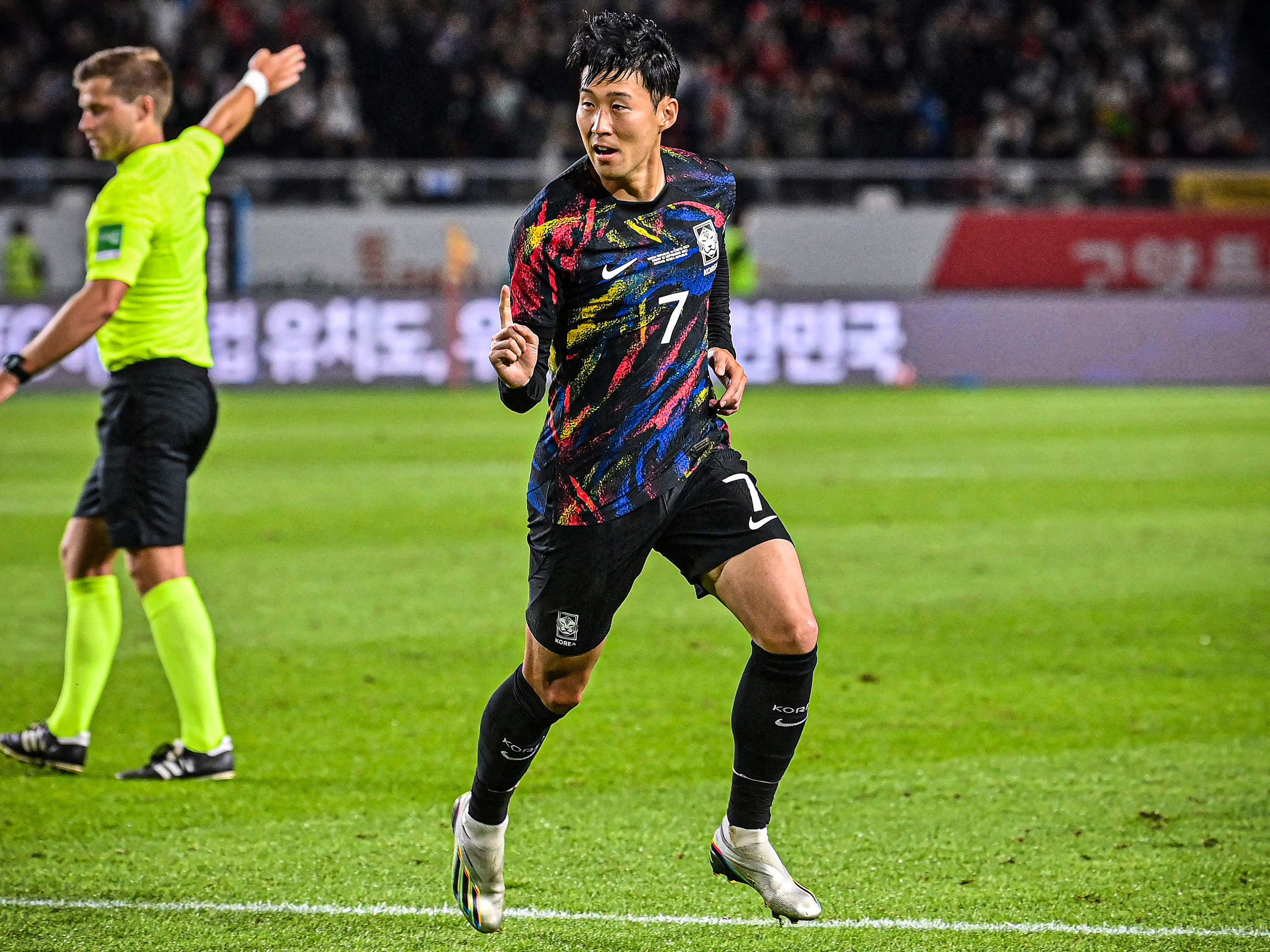 Goal Japan 韓国代表 の新ユニフォーム コスタリカ代表との親善試合で初めて着用された韓国代表 Nike の新アウェーユニフォーム 黒地のシャツに伝統模様 三太極 の赤 青 黄が散りばめられたデザイン T Co Hoegbgalrw Twitter