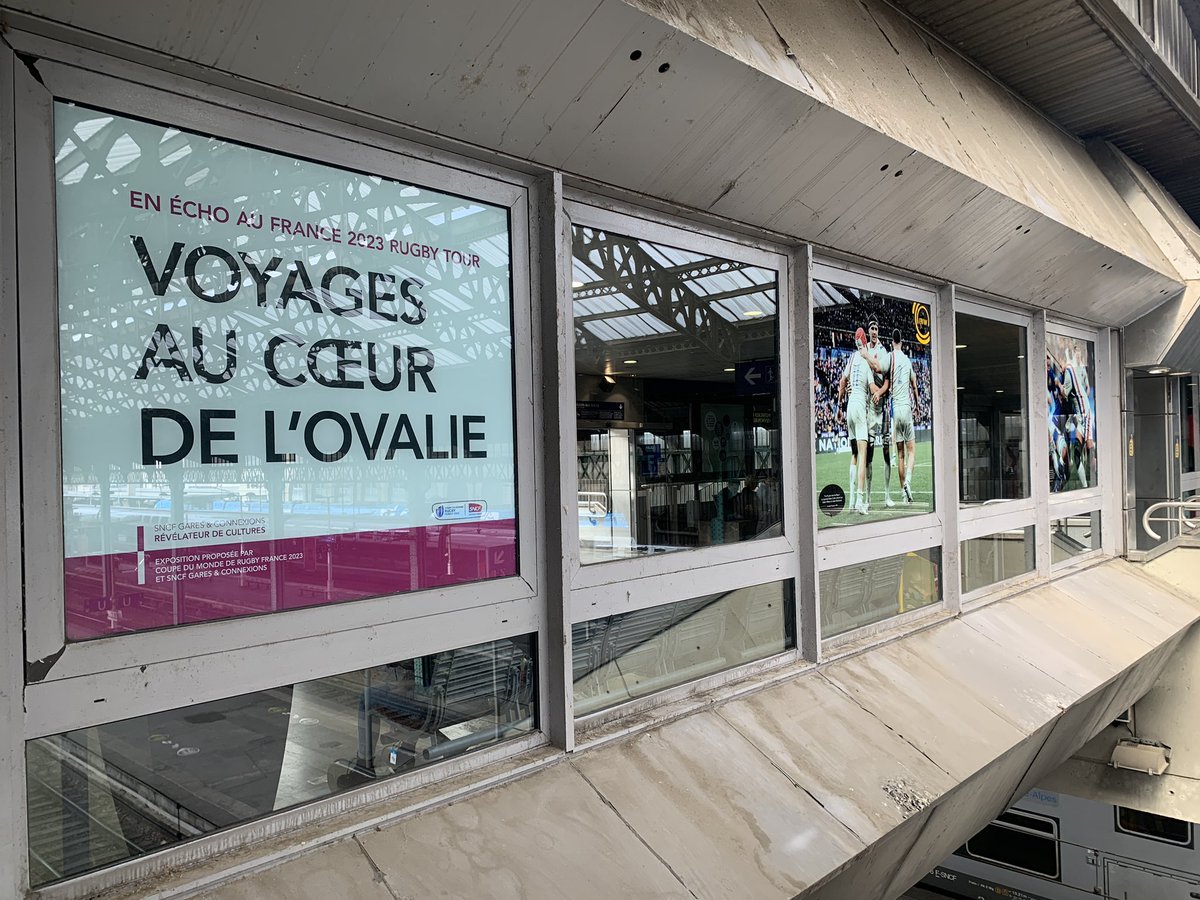 🏉La coupe du monde de rugby est à l’honneur dans les gares lyonnaises!
Découvrez l’exposition « Voyage au cœur de l’ovalie » en #garedelyonperrache. 📆 Retrouvez le train du rugby ce week end à St Étienne, le 28/09 à Bourgoin et du 30/09 au 02/10 à Perrache.