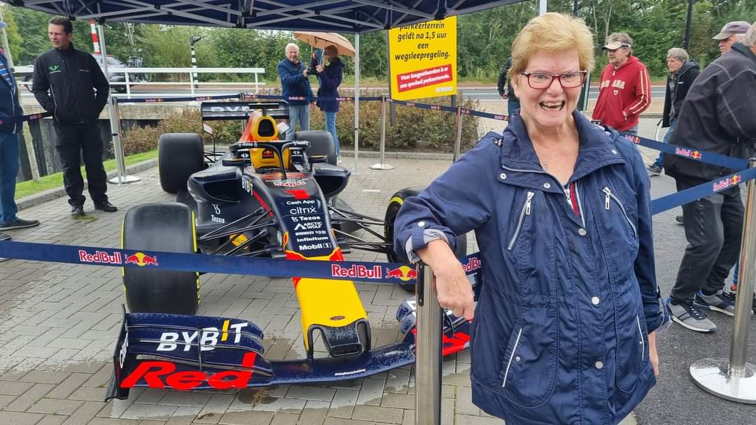 Raceauto Max Verstappen bij Jumbo Harlingen.