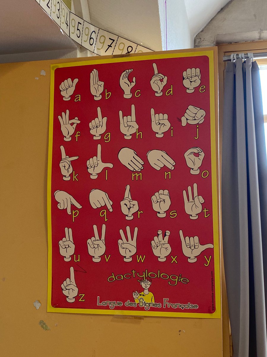 En cette Journée Mondiale des sourds #JMS, la mairie de Paris Centre se pare du drapeau signant 🫶
À l’école Turenne, les enfants sourds qui reçoivent un enseignement en Langue des Signes Française sont pour l’occasion en classe avec les enfants entendants 🤝