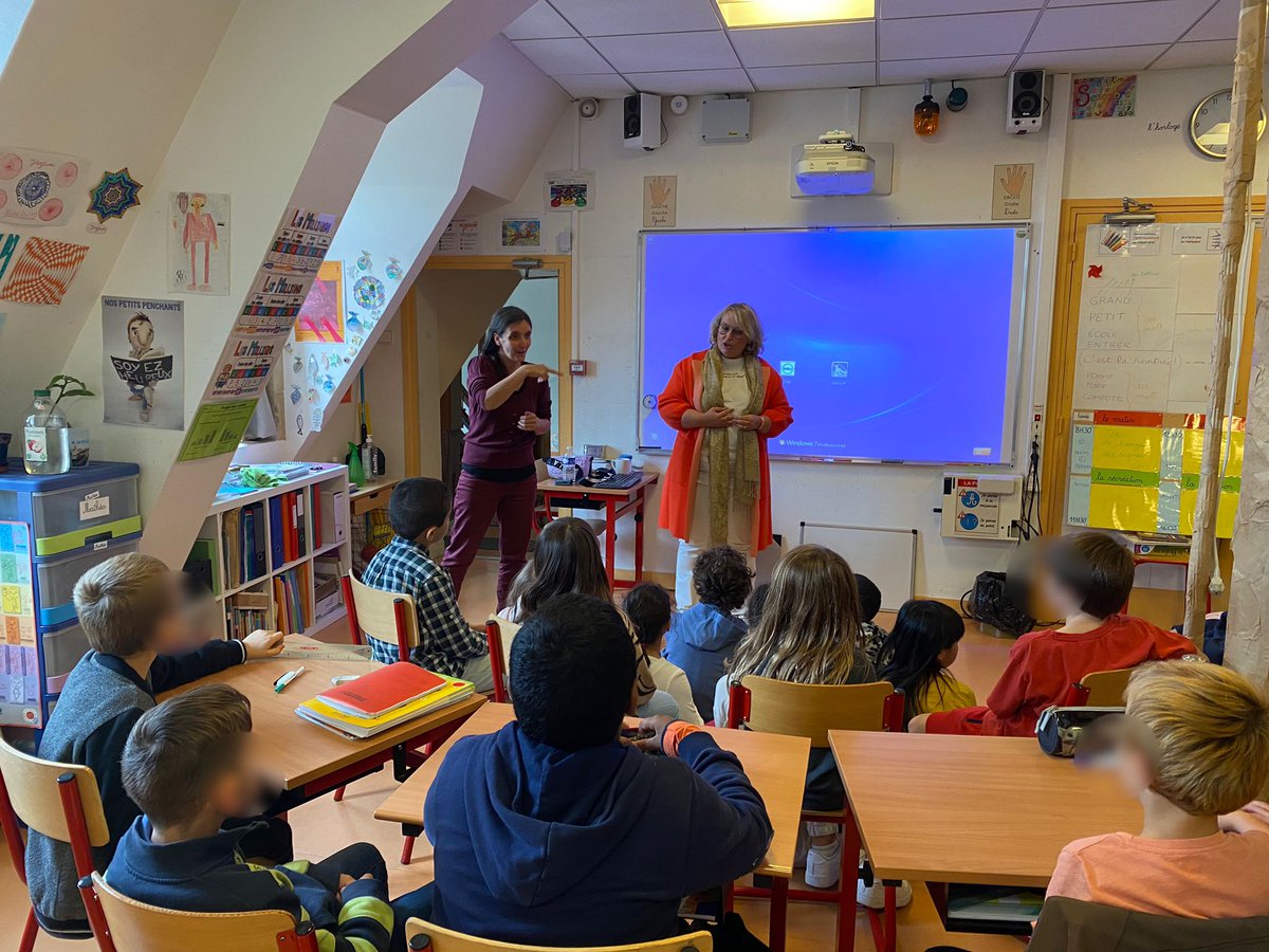 MParisCentre's tweet photo. En cette Journée Mondiale des sourds #JMS, la mairie de Paris Centre se pare du drapeau signant 🫶
À l’école Turenne, les enfants sourds qui reçoivent un enseignement en Langue des Signes Française sont pour l’occasion en classe avec les enfants entendants 🤝 https://t.co/M2wGl5Pouo