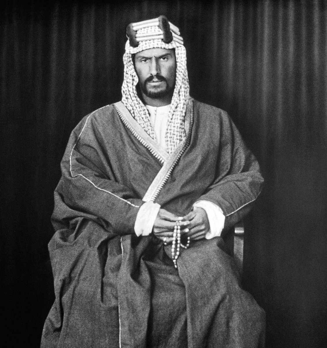 lubnaAlkhamis's tweet photo. في مثل هذا اليوم قبل ٩٢ عامًا .. فتح السعوديون أعينهم على فجر دولة موحدة فوق أرض عظيمة تعاقبت عليها الحضارات. 

ارسيت دعائمها .. وتوسعت معالمها .. وكبرت أحلامها .. بقيادة كريمة .. وشعب شجاع .. وحلم مستحق. 

رحم الله المؤسس صانع الوحدة والسلام، وحفظ الأرض وقادتها وأهلها🇸🇦💚 https://t.co/jWxAm2VrwP