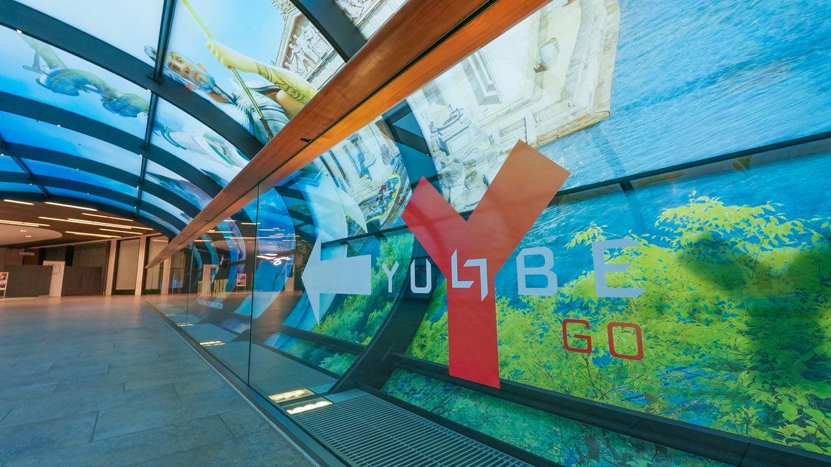 ep_sprecher's tweet photo. .@yullbe_official eröffnete heute feierlich den neuen #YULLBEGO Flagship-Store in #Mannheim. Im #Q6Q7 - Das Quartier können von nun an 7 spannende YULLBE GO Abenteuer erlebt werden. Stargast Younes Zarou durfte als erster Besucher in die virtuelle Realität eintauchen. https://t.co/4PZYSXyaAb