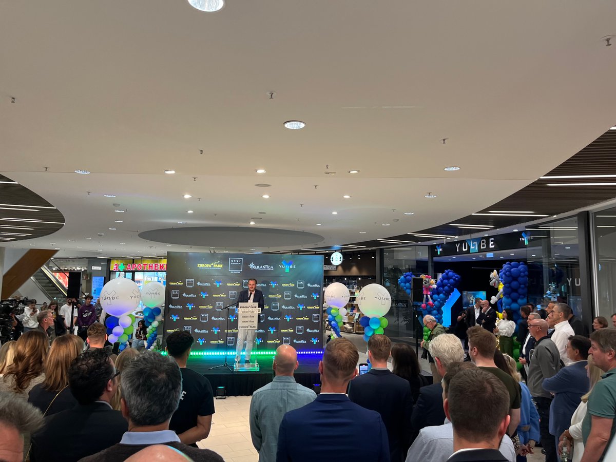 ep_sprecher's tweet photo. .@yullbe_official eröffnete heute feierlich den neuen #YULLBEGO Flagship-Store in #Mannheim. Im #Q6Q7 - Das Quartier können von nun an 7 spannende YULLBE GO Abenteuer erlebt werden. Stargast Younes Zarou durfte als erster Besucher in die virtuelle Realität eintauchen. https://t.co/4PZYSXyaAb