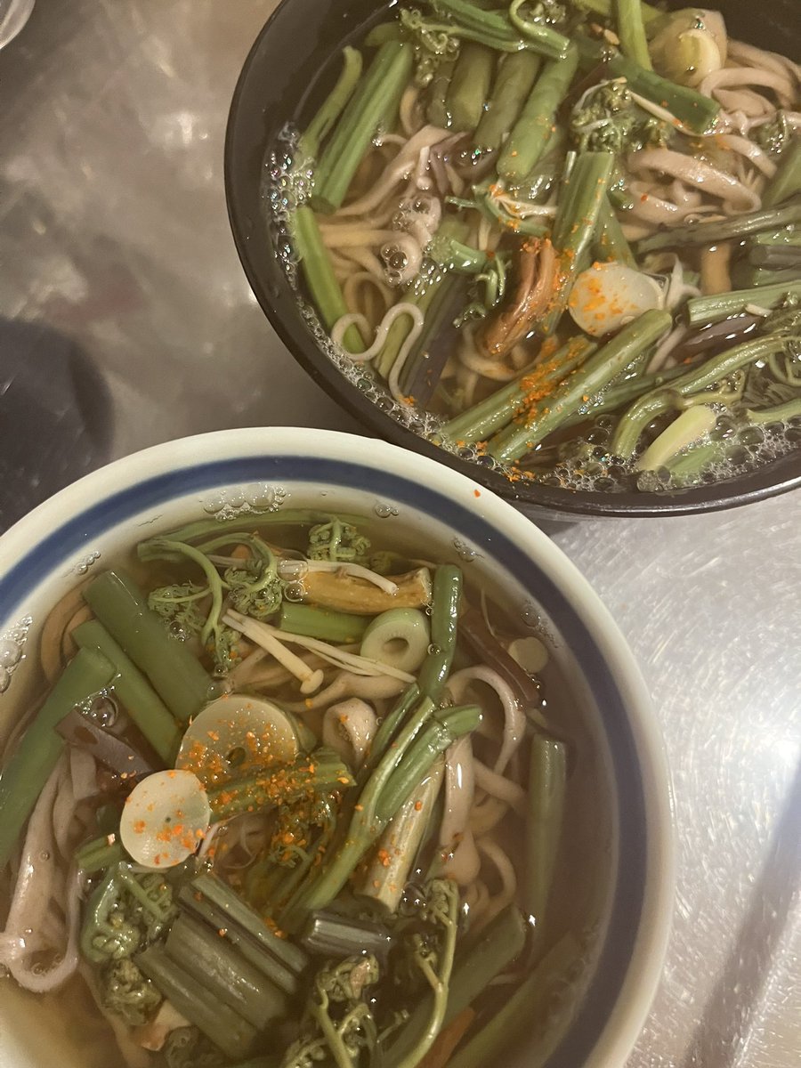 LacFBBc09T3vxL7's tweet photo. やっと夜ご飯 #山菜そば https://t.co/rhBhTgn84Q