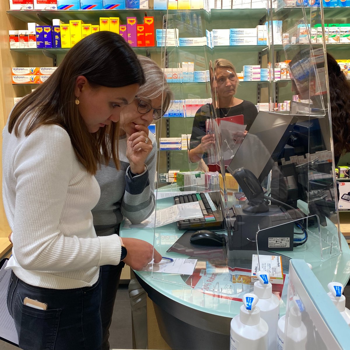 kiriscapuns's tweet photo. Die Pilotierung des Room of Horrors in Offizinapotheken ist abgeschlossen. Die Teilnehmenden waren engagiert auf der Suche nach Fehlern und Gefahren für die Patientensicherheit. Ein grosses Danke an die Pilotapotheken! #patientsafetyswitzerland https://t.co/msl4LT4B3Y