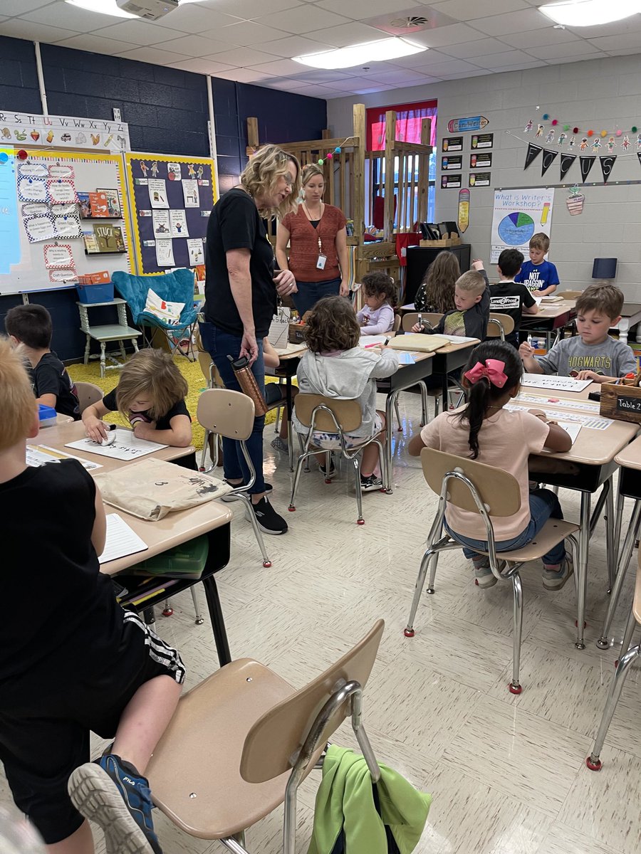 Co-teaching in action First Grade Fundations! They are rocking it! Love seeing the collaboration and partnership.:) 👏🏻⁦@co_sumner⁩ <a href="/BethpageElemen1/">Bethpage Elementary</a>