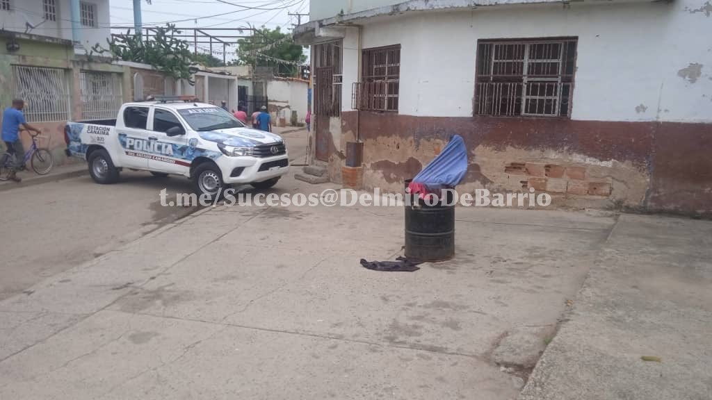 DelmiroDeBarrio's tweet photo. #23Sep #Carabobo 

En horas de la mañana de ayer fue localizado un cadáver por los residentes del del barrio Monumental de Valencia.
El cuerpo se encontraba dentro un pipote metálico, comisiones del CICPC realizaron el levantamiento.

Fotos: Comisiones en el lugar. https://t.co/KNVGwiqsm9