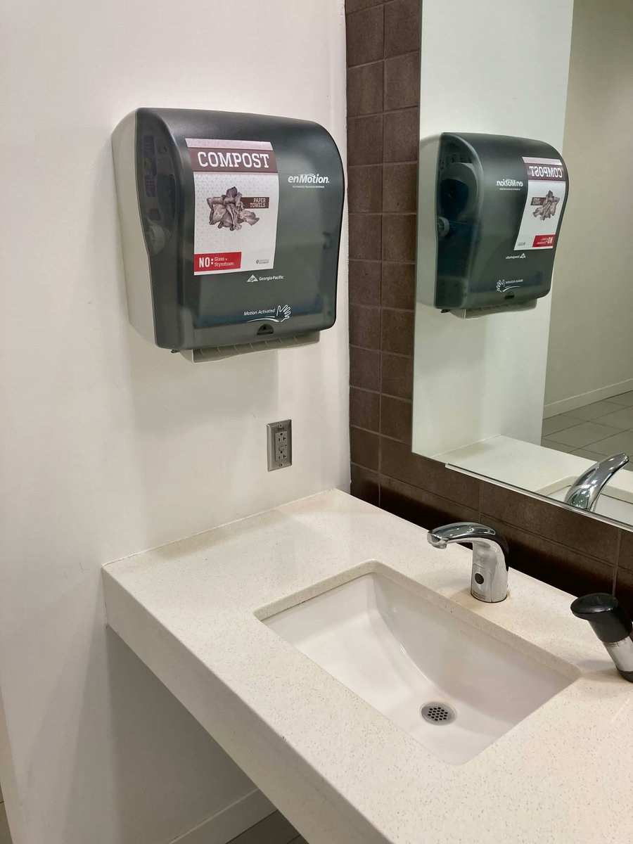 Reduce_InMotion's tweet photo. Bonus tip for those already diverting food scraps to #compost - explore adding paper towels!! With a bit of education and planning it can be a huge success ππ±
#landfilldiversion
#zerowaste
#recycletip
#trashtalk https://t.co/yu2VzVIkgu
