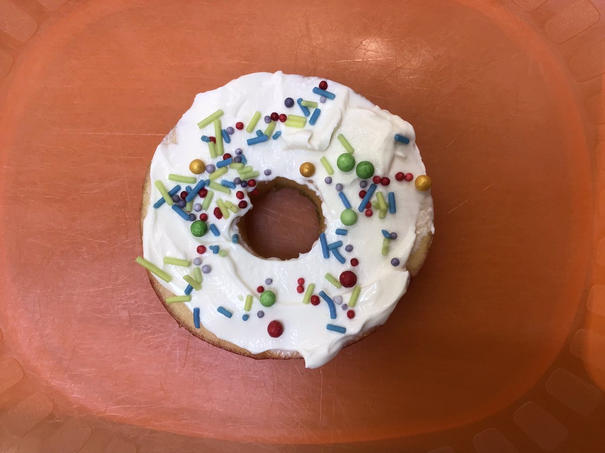 GoodrichCESch's tweet photo. Goldcrests have been talking about foods that are healthy for us and made some healthy doughnuts from apples with cream cheese on top. We practised using knives carefully to spread the cheese and then put just a few sprinkles on top for an extra crunch. #GSgoldcrests #GSeyfs https://t.co/LTJjOKeCoE