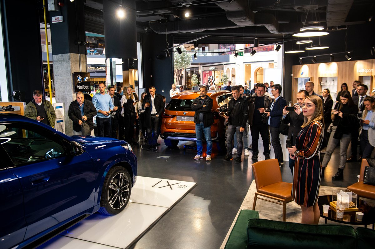 Premijerno predstavljanje nove generacije modela BMW X1 obeleženo je prisustvom velikog broja medija i pasioniranih poznavalaca auto industrije. Sve ljubitelje SUV vozila pozivamo da pogledaju ovaj model do nedelje, 25.9. u 22h u THE BMW Store-u u Galeriji Beograd.