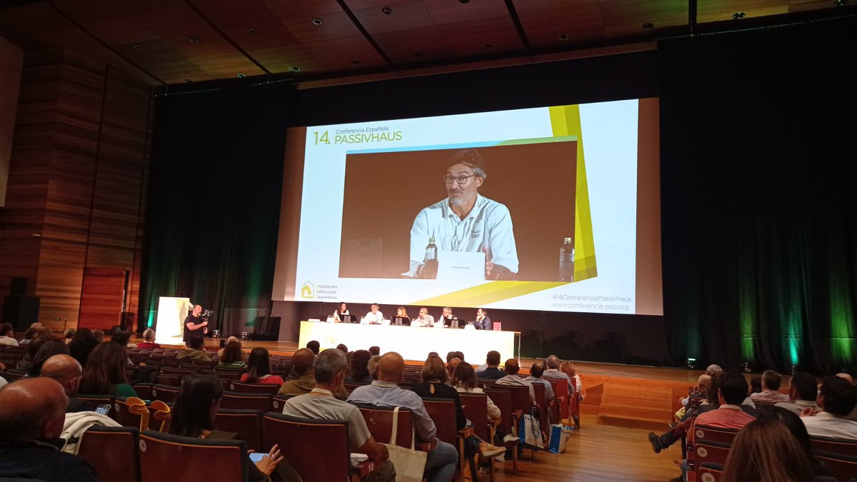 PlataformaPEP's tweet photo. ➡️ Se está haciendo un repaso sobre los elementos que no pueden faltar en un ensayo #BlowerDoor.

También se ha destacado la falta de la hermeticidad de la mayoría de edificios y la importancia del calibrado de los equipos en este proceso.

#14ConferenciaPassivhaus https://t.co/4A73An9imR