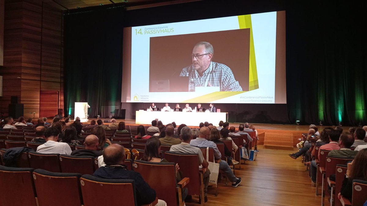 PlataformaPEP's tweet photo. ➡️ Se está haciendo un repaso sobre los elementos que no pueden faltar en un ensayo #BlowerDoor.

También se ha destacado la falta de la hermeticidad de la mayoría de edificios y la importancia del calibrado de los equipos en este proceso.

#14ConferenciaPassivhaus https://t.co/4A73An9imR