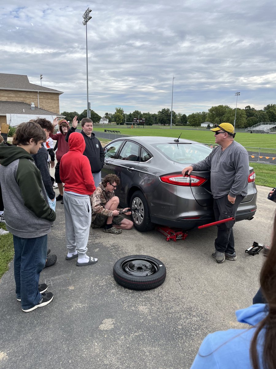 abmorse67's tweet photo. Special thanks to Mr. Joe Harkness for giving up some time to teach our Driver’s Ed kids basic car maintenance.  #trojanforce322 https://t.co/J83CLFKdKB