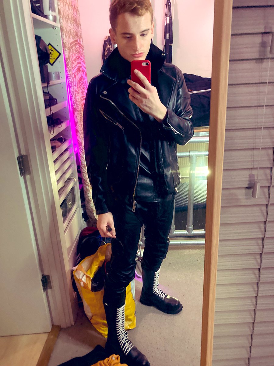 Love this outfit 😈 #leather #gayfetish