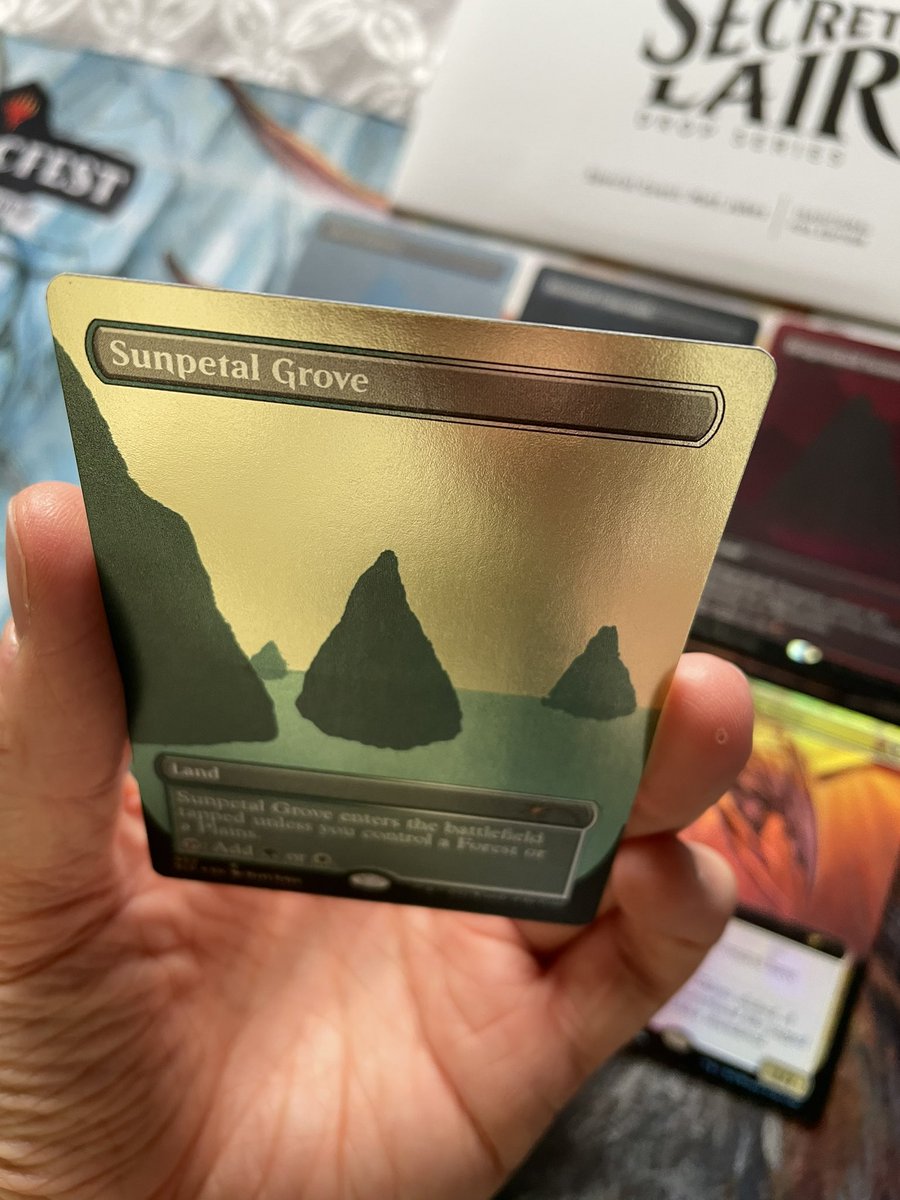 Aujourd’hui j’ai ouvert le #secretlair <a href="/mattjukes/">Matt Jukes</a>, une vision minimaliste et épurée de magic ! Et ça donne une sacrée surface de foil 🤩 
#mtg #tcg #collection #pimp