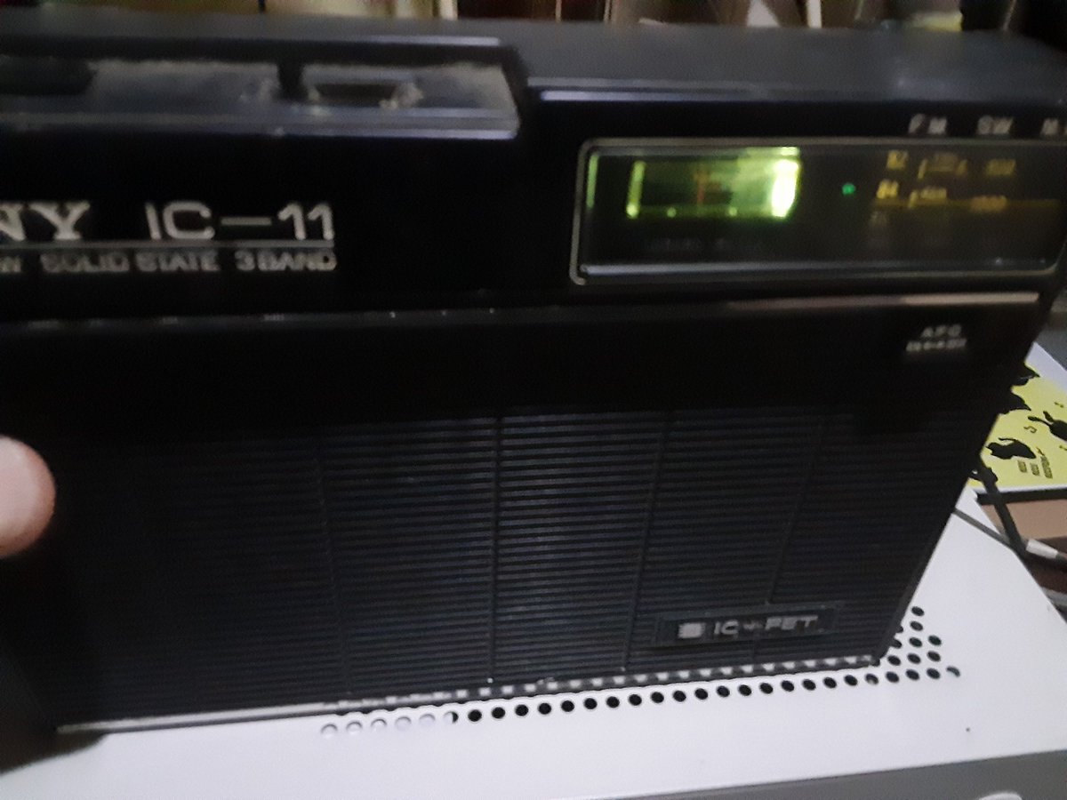 denkisinger's tweet photo. SONY IC-11(実動品)通称ブラックイレブンでFMを聞く雨の夜 日本初のIC+FETラジオ 学生の頃と同じなのよ…(笑) 聞いてるのが深夜放送じゃないだけで…
#SONY #IC11 #ブラック11 #CF110B https://t.co/bNJNnHTpa7