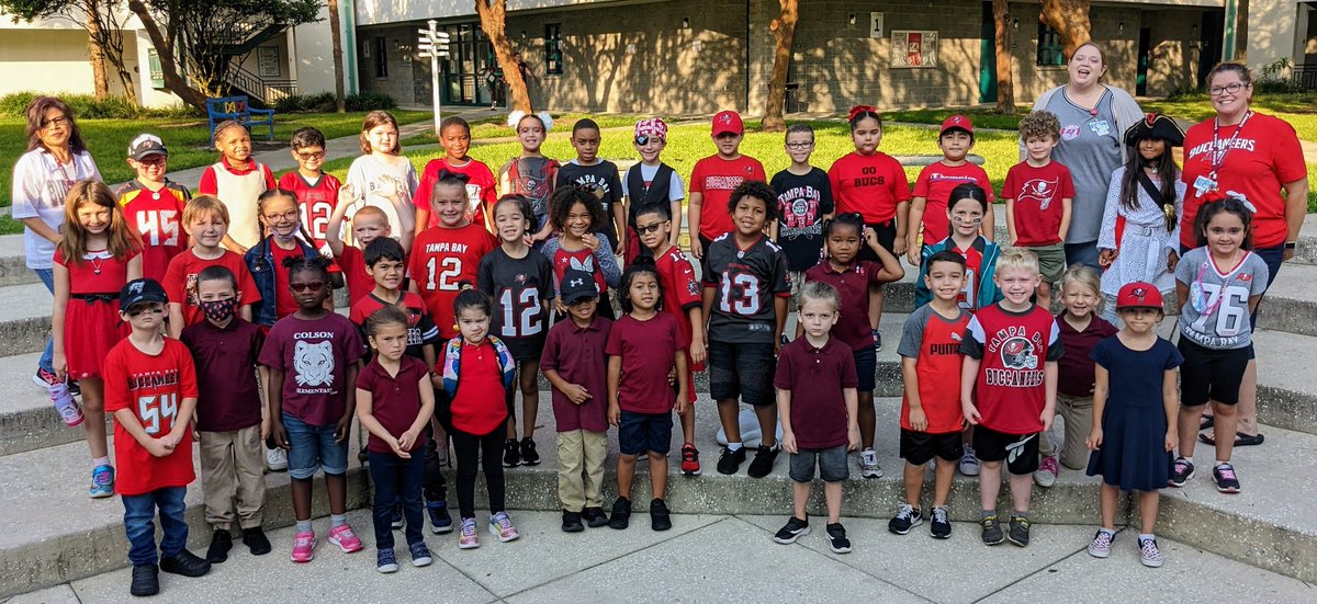 ColsonES's tweet photo. @ColsonES Cougars Raise the Flags in support of the Tampa Bay Buccaneers! @tampabaybucca14 #ColsonProud #GoBucs https://t.co/hlNu8TdhB9