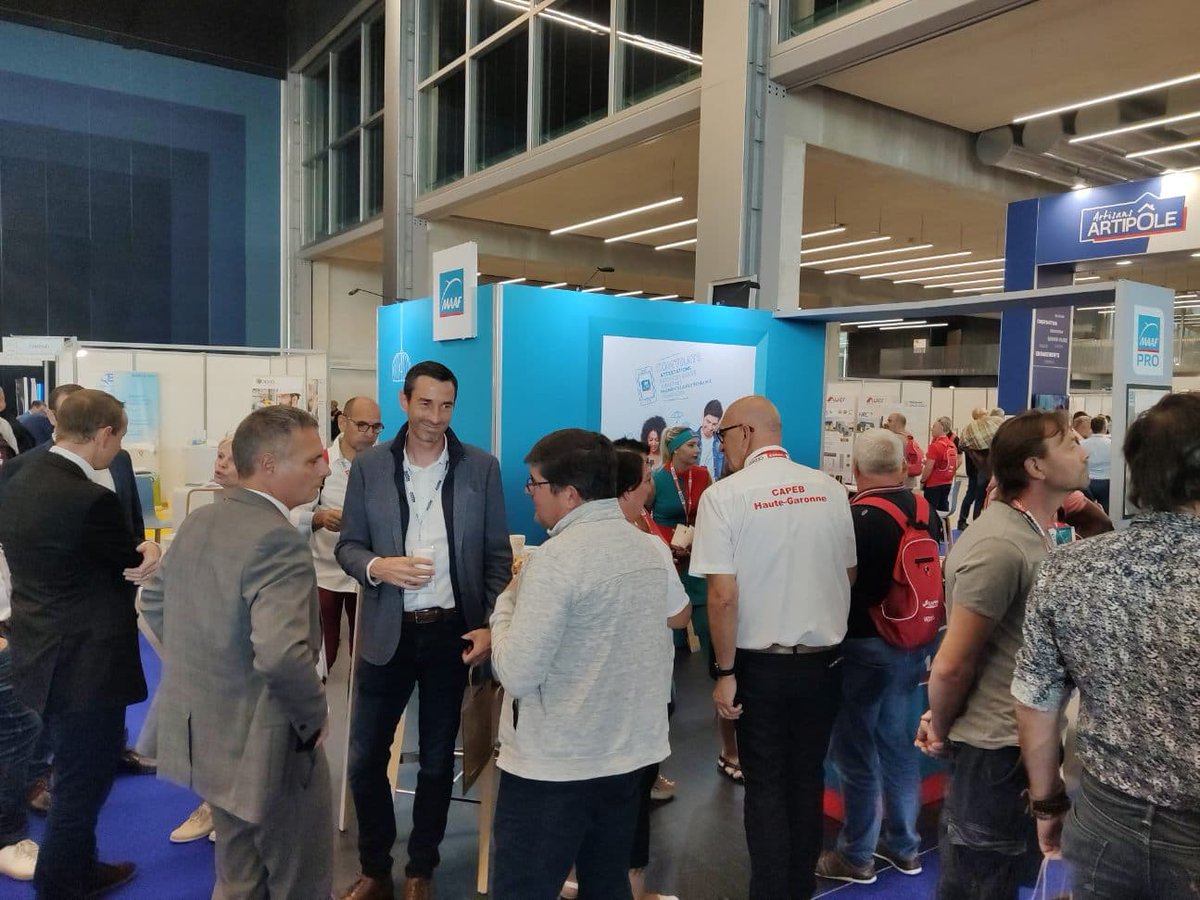 MAAFAssurances's tweet photo. Aujourd'hui, c'est un plaisir d'être aux côtés de la @capeb_fr,  notre partenaire historique, pour les Journées Professionnelles de la Construction. 
Soutenir les artisans du bâtiment, c'est #MAAFAçonDêtre. 
#MAAFPRO #JPC2022 https://t.co/RIBGITdyEo