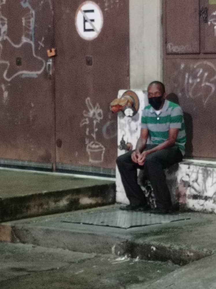 CarlosJRojas13's tweet photo. Inaudito como el viejito latonero (72 años) quien vivió décadas en un galpón de #PuenteHierro parroquia #SantaRosalía #Ccs le toque dormir hoy en la calle,luego que @AlcaldiaDCcs expropiara el inmueble  y no le pagaran nada por sus bienhechurías¡@Gestionperfecta no tiene corazón! https://t.co/xjzaGSXTxz