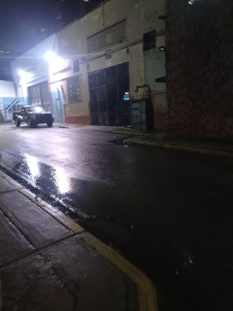 CarlosJRojas13's tweet photo. Inaudito como el viejito latonero (72 años) quien vivió décadas en un galpón de #PuenteHierro parroquia #SantaRosalía #Ccs le toque dormir hoy en la calle,luego que @AlcaldiaDCcs expropiara el inmueble  y no le pagaran nada por sus bienhechurías¡@Gestionperfecta no tiene corazón! https://t.co/xjzaGSXTxz