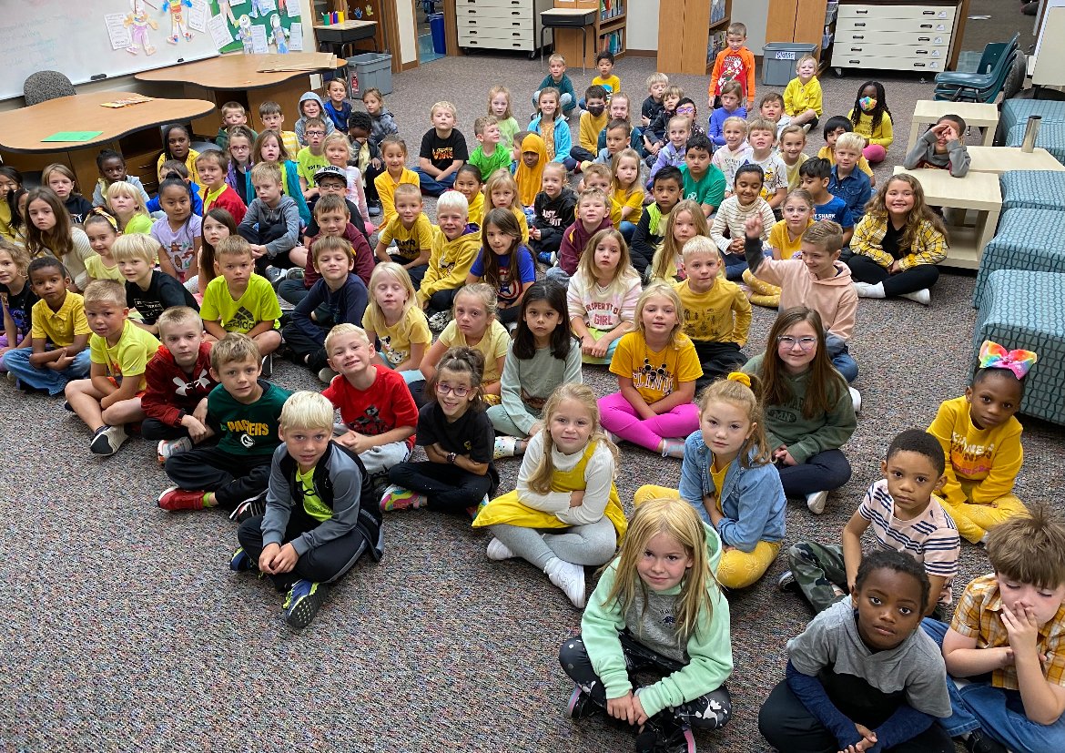 CloverRidgeElem's tweet photo. A sea of YELLOW & GOLD to raise awareness for Childhood Cancer! Lots of support and love here at CRE! #BeStong https://t.co/48dDebRBfh