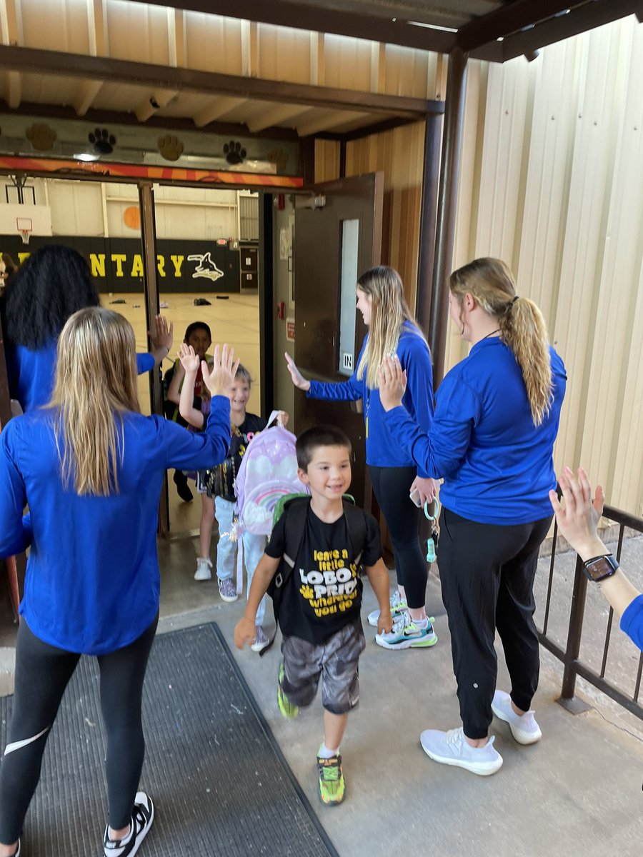 CiscoWbb's tweet photo. Brought the energy to Cisco Elementary this morning with High Five Friday! A school full of students ready to attack the classroom. 
Have a great homecoming!
#energy 
#goloboes 
@TheCiscoLoboes https://t.co/yijoXia1GK